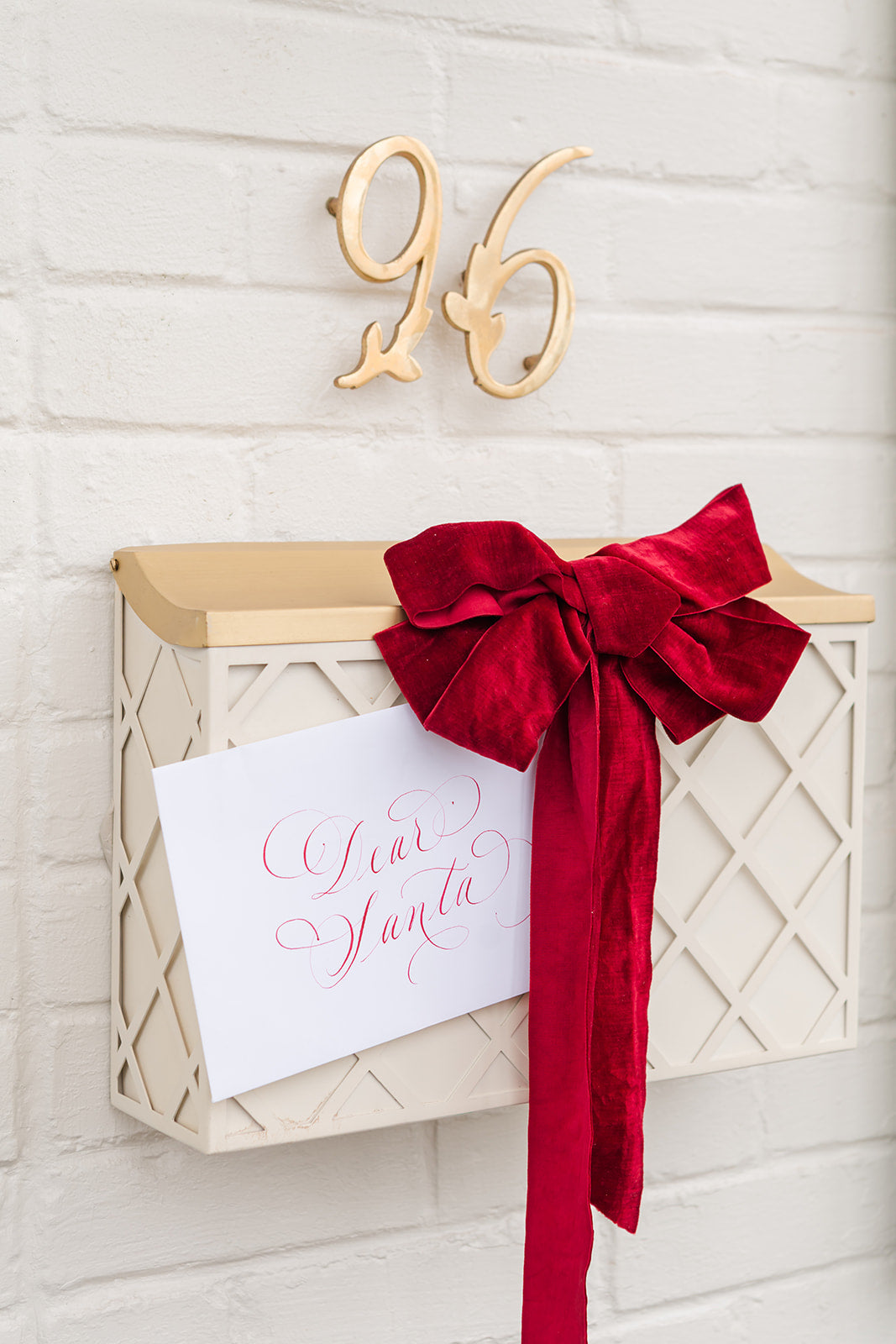 Wall-mount Mailbox in Trellis White